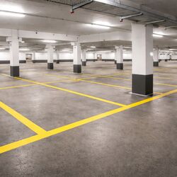 Parkplatzmarkierung, Zebrastreifen und mehr